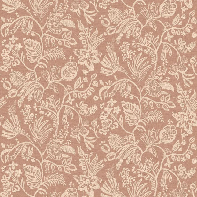 76960610 Casamance Broderies Pastel - Dit behang is warm en subtiel met een zachte perzikkleurige achtergrond en lichte beige bloemenprints.