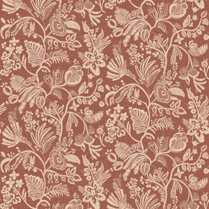 76960814 Casamance Broderies Pastel - Dit behang is warm en elegant met een terracotta rode achtergrond en een delicate beige bloemprint.