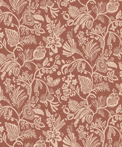 76960814 Casamance Broderies Pastel - Dit behang is warm en elegant met een terracotta rode achtergrond en een delicate beige bloemprint.