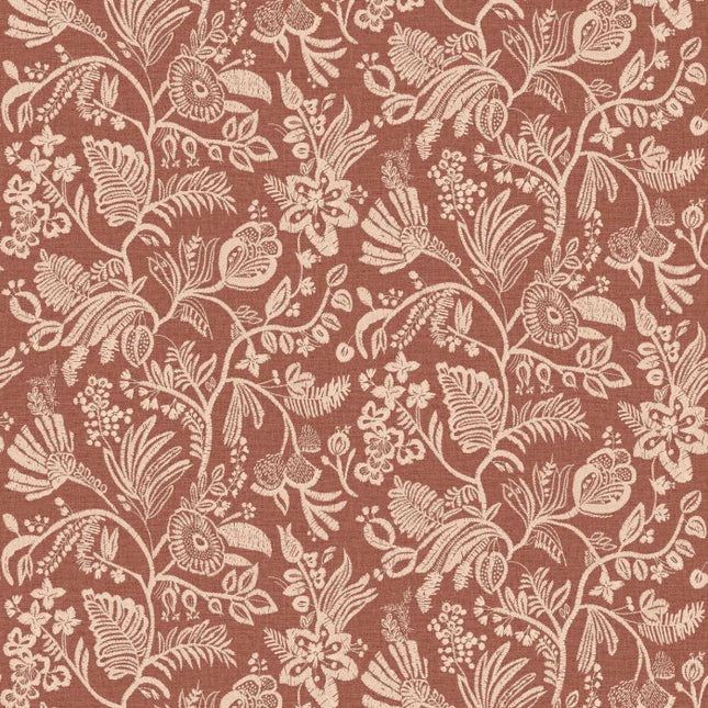 76960814 Casamance Broderies Pastel - Dit behang is warm en elegant met een terracotta rode achtergrond en een delicate beige bloemprint.