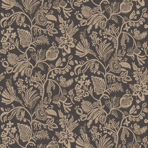 76961120 Casamance Broderies Pastel - Dit behang is een combinatie van een diepe bruine achtergrond met een patroon in zachte beige en lichte crèmetinten.