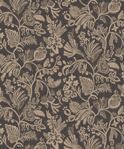 76961120 Casamance Broderies Pastel - Dit behang is een combinatie van een diepe bruine achtergrond met een patroon in zachte beige en lichte crèmetinten.