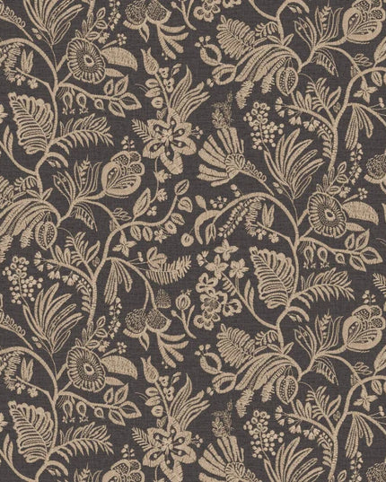 76961120 Casamance Broderies Pastel - Dit behang is een combinatie van een diepe bruine achtergrond met een patroon in zachte beige en lichte crèmetinten.