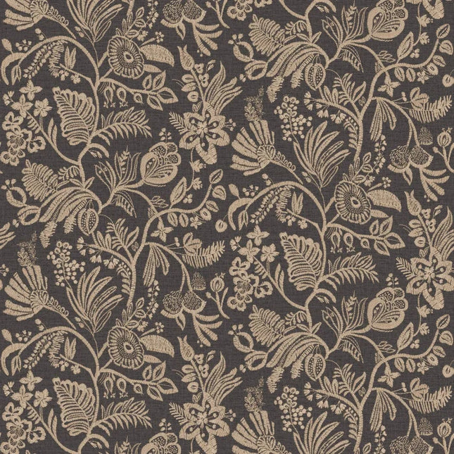 76961120 Casamance Broderies Pastel - Dit behang is een combinatie van een diepe bruine achtergrond met een patroon in zachte beige en lichte crèmetinten.