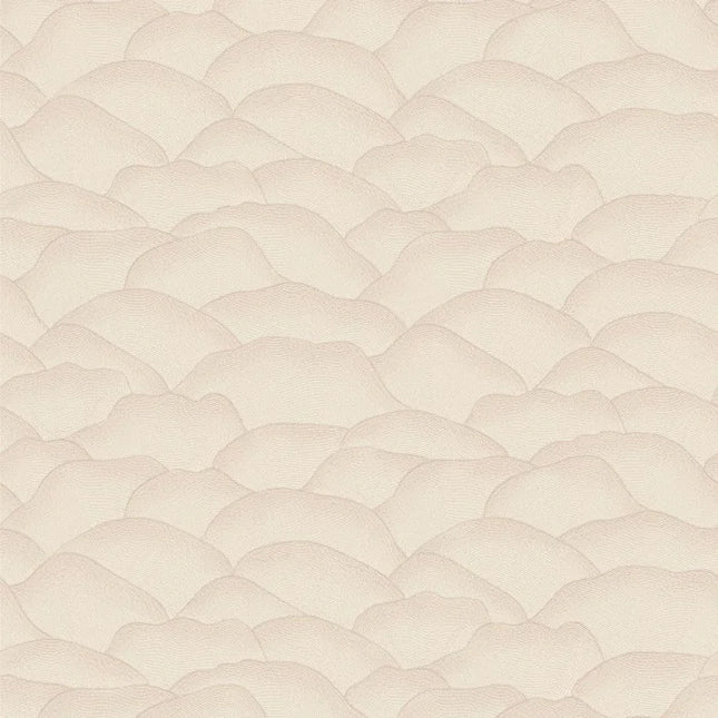 76971222 Casamance Broderies Ondula - Dit behang is subtiel en rustgevend met een zacht beige als hoofdkleur
