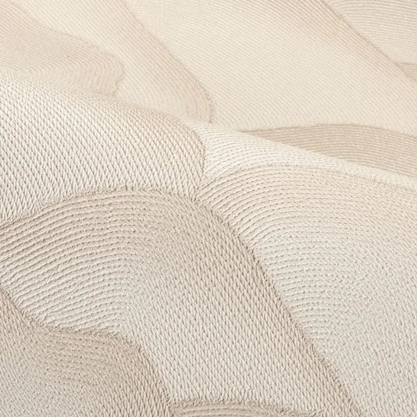 aangevuld met lichte crèmetinten en een vleugje warm taupe.