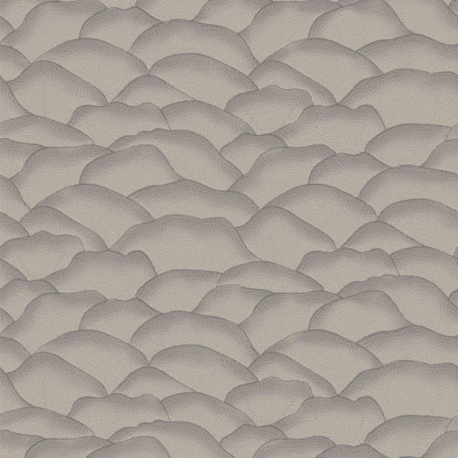 76971528 Casamance Broderies Ondula - Dit behang is subtiel opgebouwd uit zachte grijstinten met een lichte hint van paars