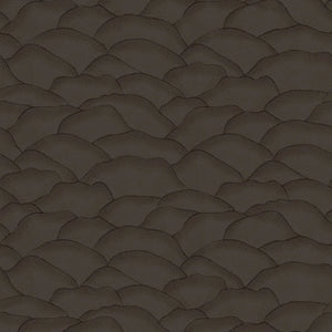 76971732 Casamance Broderies Ondula - Dit behang is een rijke combinatie van warme bruintinten met subtiele donkere accenten die diepte en textuur creëren.