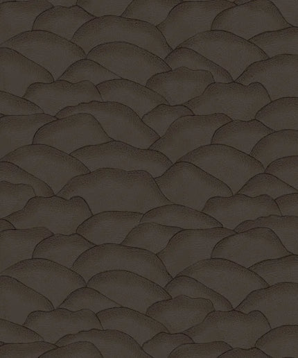76971732 Casamance Broderies Ondula - Dit behang is een rijke combinatie van warme bruintinten met subtiele donkere accenten die diepte en textuur creëren.