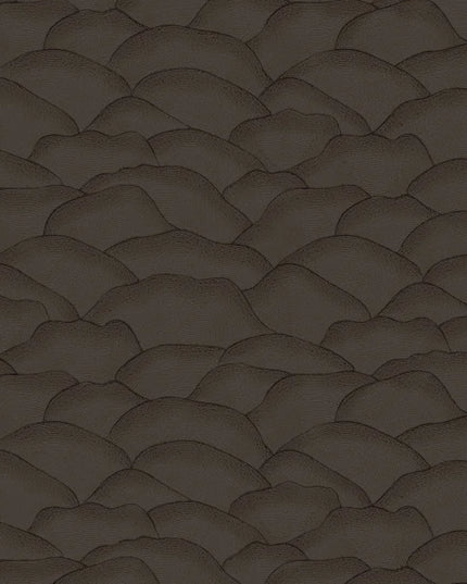 76971732 Casamance Broderies Ondula - Dit behang is een rijke combinatie van warme bruintinten met subtiele donkere accenten die diepte en textuur creëren.