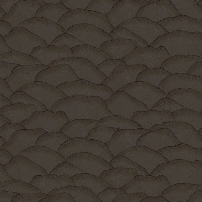 76971732 Casamance Broderies Ondula - Dit behang is een rijke combinatie van warme bruintinten met subtiele donkere accenten die diepte en textuur creëren.