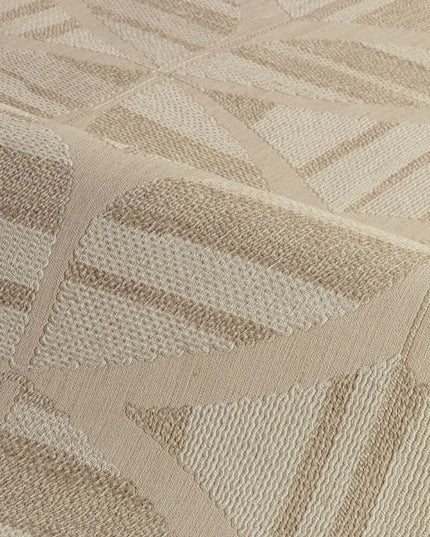 crème en lichte zandtinten met een subtiel gestreept geometrisch patroon.