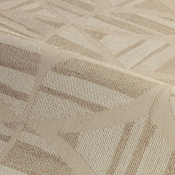 crème en lichte zandtinten met een subtiel gestreept geometrisch patroon.