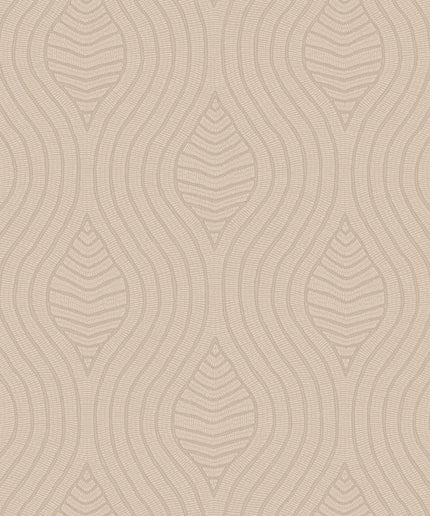 76993058 Casamance Broderies Brodelia - Dit behang is uitgevoerd in zachte taupe- en beige tinten met een subtiel patroon van golvende lijnen en bladmotieven.