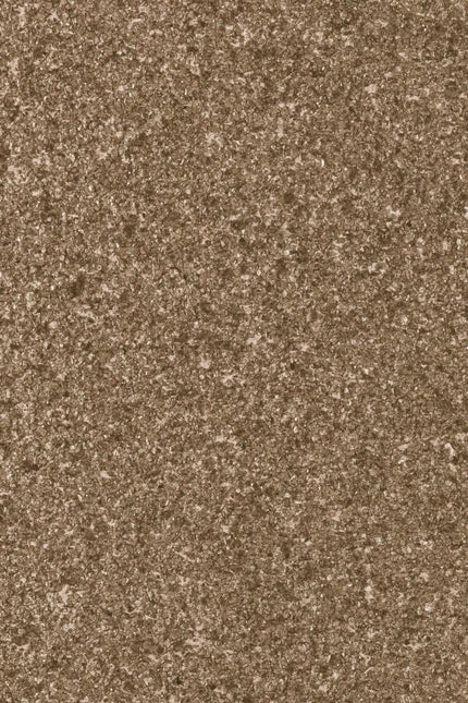 30384 Arte Koalin Grezzo - Dit behang is een warme mix van diepe bruintinten en subtiele gouden glansaccenten
