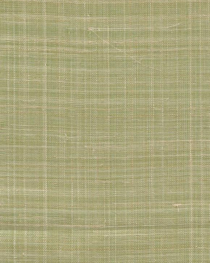52447 Arte Prismatic Diffuse - Dit behang is een zachte mix van groen met subtiele wit- en beige lijnen die een geweven textuur suggereren.