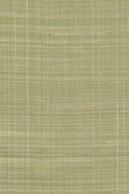 52447 Arte Prismatic Diffuse - Dit behang is een zachte mix van groen met subtiele wit- en beige lijnen die een geweven textuur suggereren.