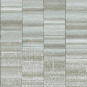 DGTRA8022-300 Masureel Traces Iwa Paneel B - Dit behang is een subtiele mix van verschillende grijstinten met lichte beige accenten en verfijnde witte lijndetails.