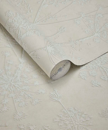 350511 Eijffinger Riviera Maison Silhouette Flowers - Dit behang is subtiel en natuurlijk met een beige achtergrond en een licht crèmekleurig bloemmotief in reliëf.