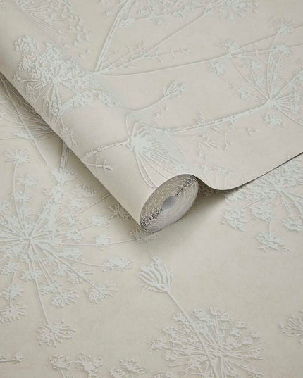 350511 Eijffinger Riviera Maison Silhouette Flowers - Dit behang is subtiel en natuurlijk met een beige achtergrond en een licht crèmekleurig bloemmotief in reliëf.