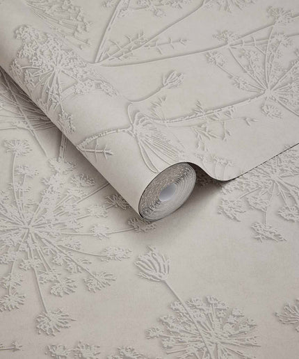 350513 Eijffinger Riviera Maison Silhouette Flowers - Dit behang is uitgevoerd in zachte beige tinten met subtiele witachtige reliëfdetails die een elegante
