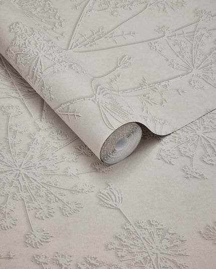 350513 Eijffinger Riviera Maison Silhouette Flowers - Dit behang is uitgevoerd in zachte beige tinten met subtiele witachtige reliëfdetails die een elegante