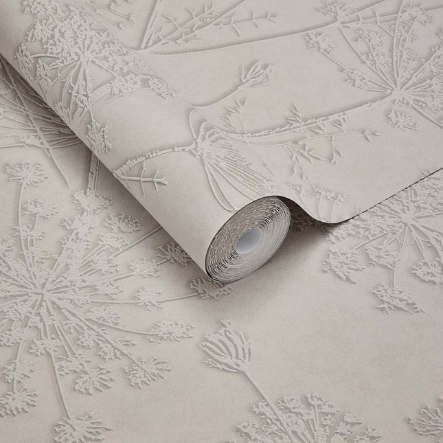 350513 Eijffinger Riviera Maison Silhouette Flowers - Dit behang is uitgevoerd in zachte beige tinten met subtiele witachtige reliëfdetails die een elegante
