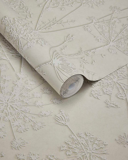350514 Eijffinger Riviera Maison Silhouette Flowers - Dit behang is subtiel van kleur met een zachte beige achtergrond en een verfijnd reliëf in crèmewit.
