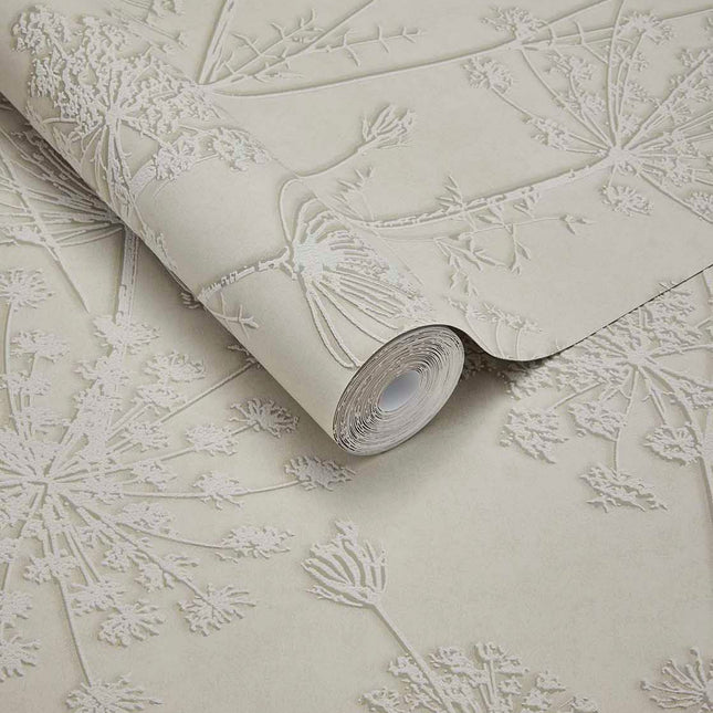 350514 Eijffinger Riviera Maison Silhouette Flowers - Dit behang is subtiel van kleur met een zachte beige achtergrond en een verfijnd reliëf in crèmewit.