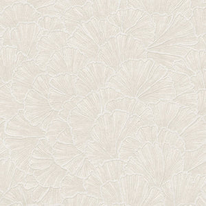 350520 Eijffinger Riviera Maison Ginkgo - Dit behang is subtiel en elegant met verschillende tinten beige en lichte crèmekleuren die een rustige en natuurlijke uitstraling geven.