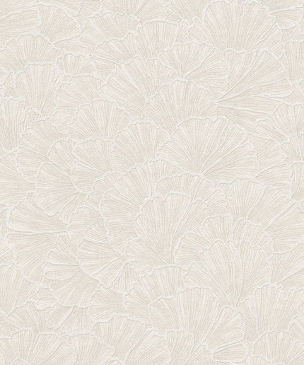 350520 Eijffinger Riviera Maison Ginkgo - Dit behang is subtiel en elegant met verschillende tinten beige en lichte crèmekleuren die een rustige en natuurlijke uitstraling geven.