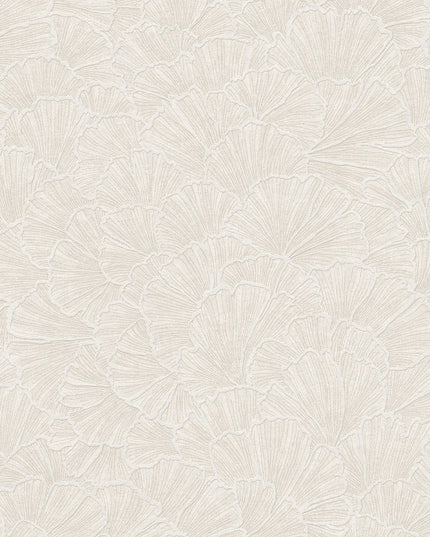350520 Eijffinger Riviera Maison Ginkgo - Dit behang is subtiel en elegant met verschillende tinten beige en lichte crèmekleuren die een rustige en natuurlijke uitstraling geven.