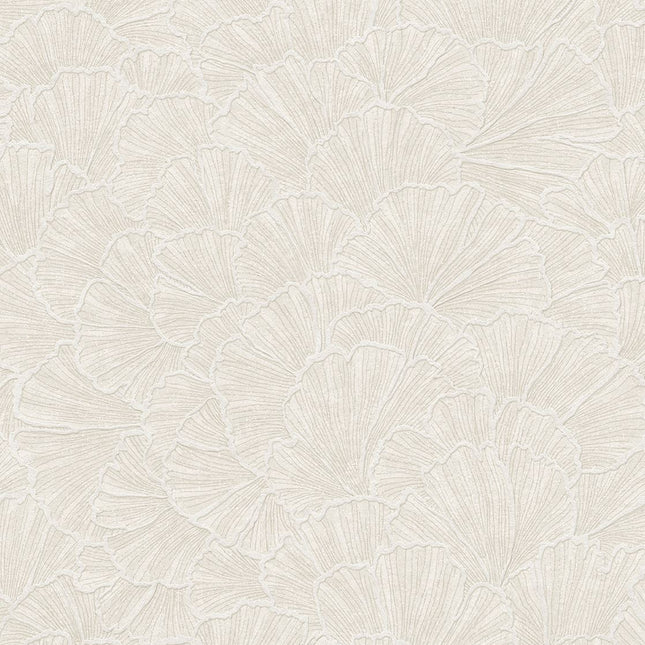 350520 Eijffinger Riviera Maison Ginkgo - Dit behang is subtiel en elegant met verschillende tinten beige en lichte crèmekleuren die een rustige en natuurlijke uitstraling geven.