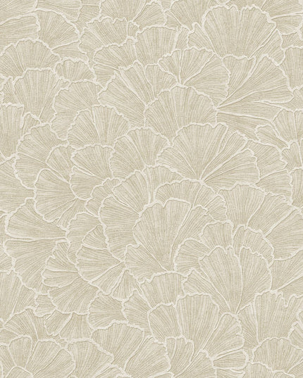 350521 Eijffinger Riviera Maison Ginkgo - Dit behang is subtiel geordend in zachte beige tinten met lichte crèmekleurige accenten