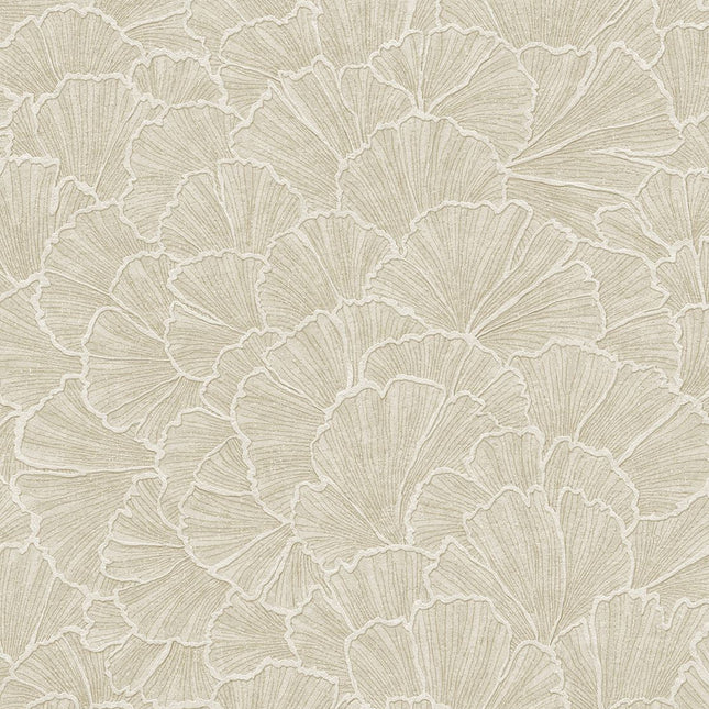 350521 Eijffinger Riviera Maison Ginkgo - Dit behang is subtiel geordend in zachte beige tinten met lichte crèmekleurige accenten
