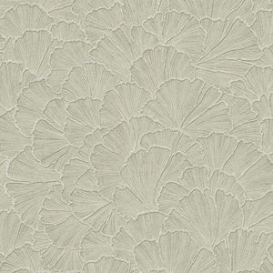 350523 Eijffinger Riviera Maison Ginkgo - Dit behang is subtiel en natuurlijk met zachte groentinten en lichte beige accenten die het bloemmotief elegant laten uitkomen.