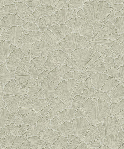 350523 Eijffinger Riviera Maison Ginkgo - Dit behang is subtiel en natuurlijk met zachte groentinten en lichte beige accenten die het bloemmotief elegant laten uitkomen.