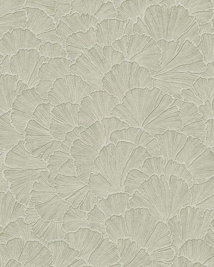 350523 Eijffinger Riviera Maison Ginkgo - Dit behang is subtiel en natuurlijk met zachte groentinten en lichte beige accenten die het bloemmotief elegant laten uitkomen.