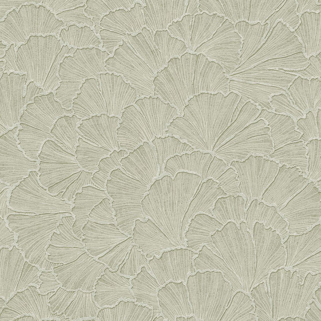 350523 Eijffinger Riviera Maison Ginkgo - Dit behang is subtiel en natuurlijk met zachte groentinten en lichte beige accenten die het bloemmotief elegant laten uitkomen.