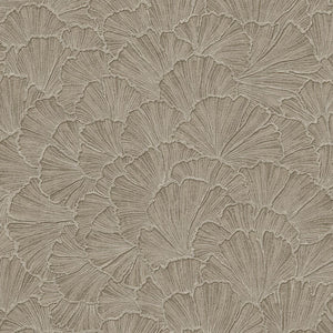 350525 Eijffinger Riviera Maison Ginkgo - Dit behang is subtiel uitgevoerd in verschillende tinten beige en bruin met een lichte structuur die het patroon van bladeren benadrukt.