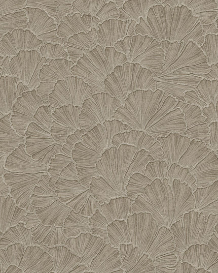 350525 Eijffinger Riviera Maison Ginkgo - Dit behang is subtiel uitgevoerd in verschillende tinten beige en bruin met een lichte structuur die het patroon van bladeren benadrukt.