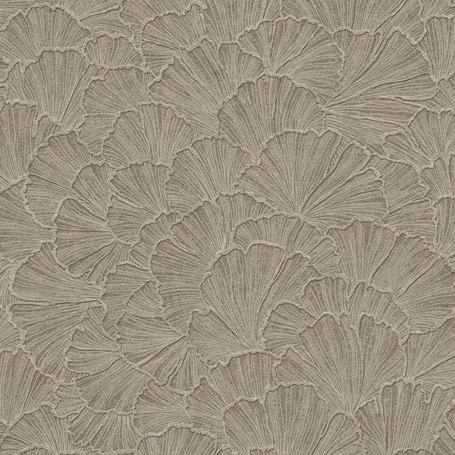 350525 Eijffinger Riviera Maison Ginkgo - Dit behang is subtiel uitgevoerd in verschillende tinten beige en bruin met een lichte structuur die het patroon van bladeren benadrukt.