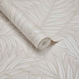 350551 Eijffinger Riviera Maison Stringed Leaves - Dit behang is subtiel en elegant met een zachte beige bladtekening op een witte achtergrond.