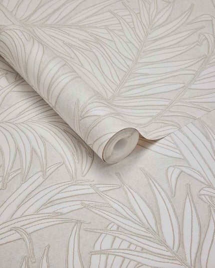 350551 Eijffinger Riviera Maison Stringed Leaves - Dit behang is subtiel en elegant met een zachte beige bladtekening op een witte achtergrond.