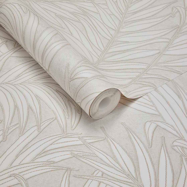 350551 Eijffinger Riviera Maison Stringed Leaves - Dit behang is subtiel en elegant met een zachte beige bladtekening op een witte achtergrond.