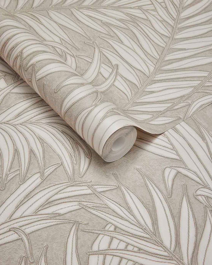 350554 Eijffinger Riviera Maison Stringed Leaves - Dit behang is zacht grijs van kleur met wit en subtiele taupe accenten die het natuurlijke bladmotief elegant benadrukken.