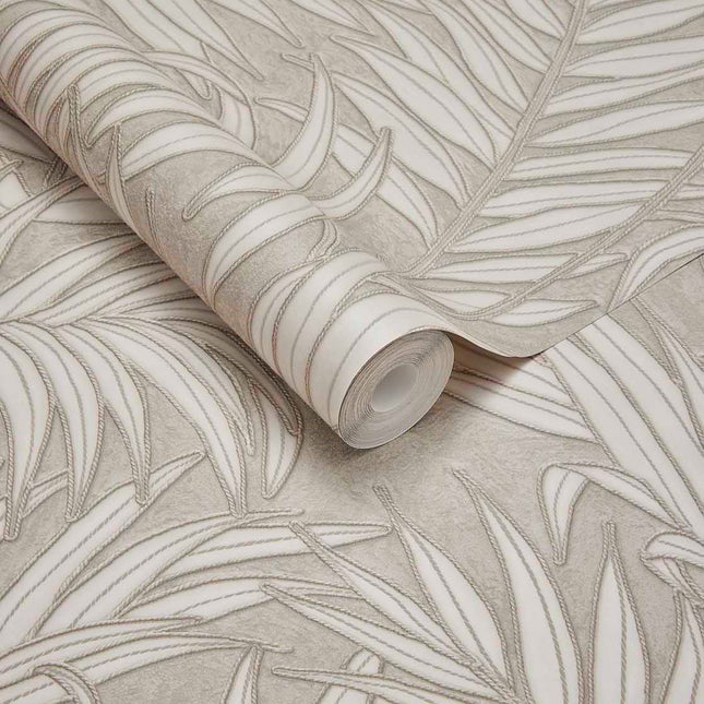 350554 Eijffinger Riviera Maison Stringed Leaves - Dit behang is zacht grijs van kleur met wit en subtiele taupe accenten die het natuurlijke bladmotief elegant benadrukken.