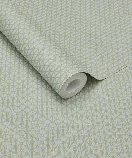 351221 Eijffinger Magnifique Facet - Dit behang is subtiel turquoise met een fijn patroon in lichte beige en een glanzende afwerking die het ontwerp een zachte diepte geeft.