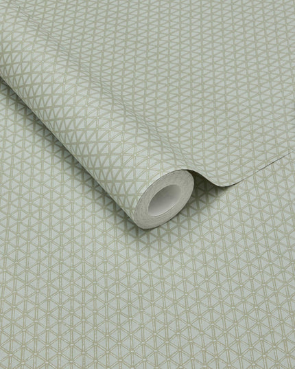 351221 Eijffinger Magnifique Facet - Dit behang is subtiel turquoise met een fijn patroon in lichte beige en een glanzende afwerking die het ontwerp een zachte diepte geeft.
