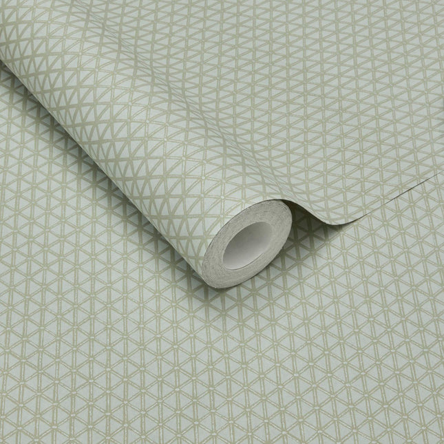 351221 Eijffinger Magnifique Facet - Dit behang is subtiel turquoise met een fijn patroon in lichte beige en een glanzende afwerking die het ontwerp een zachte diepte geeft.